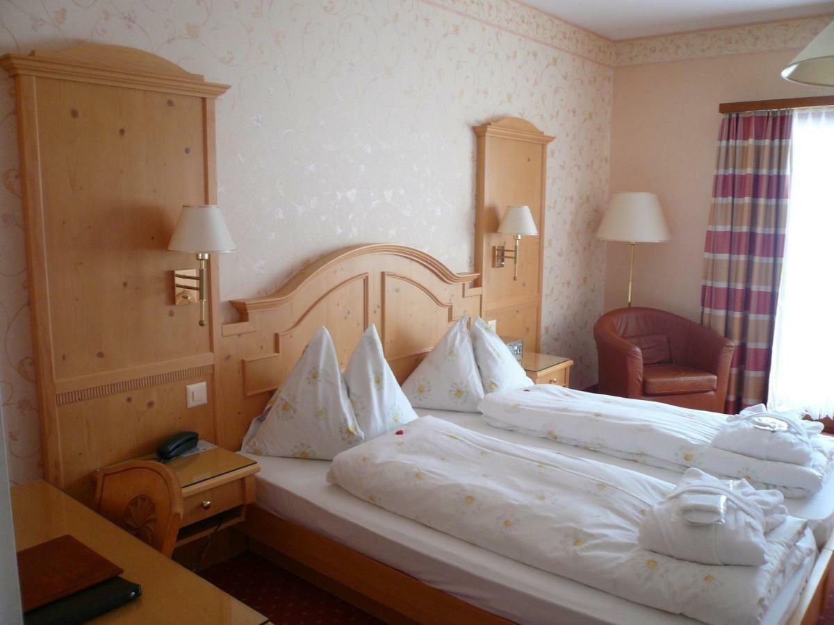 Hotel Cresta Φιλμς Εξωτερικό φωτογραφία